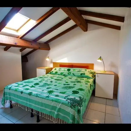 For 8 People With 2 Bathrooms, On The Sea *